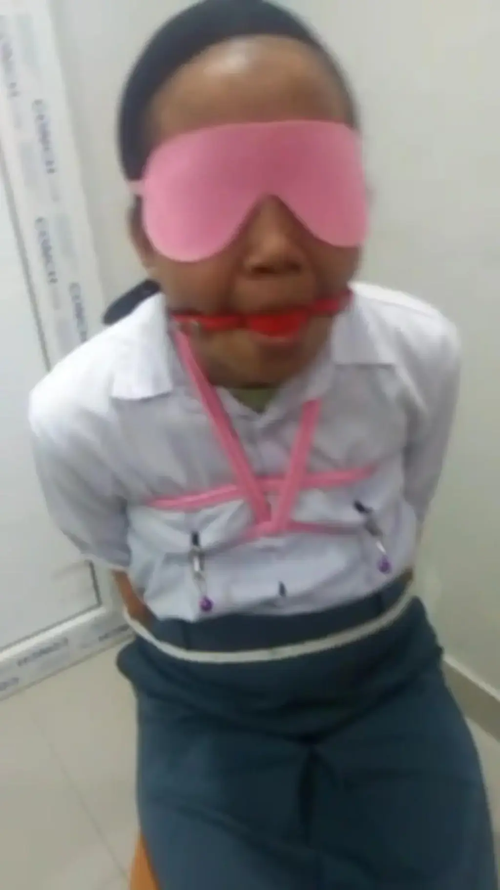 女學生被監禁。 日式綁在椅子上，蒙上眼睛，嘴裡塞滿了球，痛苦地捏著胸前的鈴鐺。 被迫流口水或用振動器折磨。 男人打開蓋子，就看到了被麻繩緊緊捆綁，嘴巴用膠帶封住的偶像妮妮。 在他的舞台結束後，他被綁架並送到了一個陌生的房間。 Nene 通過嚴厲的束縛、堵嘴和流口水的課程成為束縛偶像。 一般內容是一個學生妹自帶的盒子，然後重播。 我也分享過這位姐姐在東京的一些束縛作品，但感興趣的人並不多。 之後，下面的故事梗概以一句話“出現在眾多AV中”的形式呈現，是通過搜索這位姐姐才發現的，這個姐姐真的很有名，但一般人都看不到。