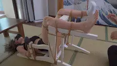 象人定拍-嗷嗷-审讯傲慢小偷，嘴巴很硬，那就只能从怕痒的地方入手了。椅子缚+刷油tk！ 小偷嗷嗷拒绝合作，即使身上动弹不得的被挠了半天<br>依然是嘴巴很硬，没办法只能对她的脚下手了！<br>果然，摸了油以后就开始求饶，现在求饶有用吗？早干嘛去了！<br><br>百度云1080p 60帧：3.01GB<br>保管库1080p 60帧：1.19GB（低码率）<br>——————————————————————————————————————————————<br>因为百度云经常和谐，微云的会员太贵，所以尝试双层解压，<br>解压密码：xiangren123 第一次解压文件后缀改为zip，<br>原密码再次解压以后，把后缀改成mp4 即可观看<br>切勿在百度云中直接观看，容易被和谐!!!!!<br>线上定拍线下约拍。<br>QQ：192370054（注明来意）