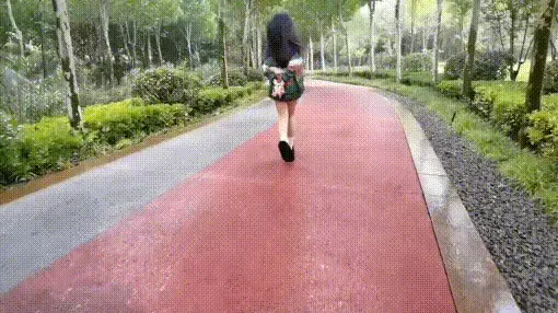 小花影便衣户外玩绳被绑树上 天气良好，带着小花影到户外玩捆绑，先锁上手铐一起走，还遇到热情的大爷打招呼，路上鸟语花香。到了地方就驷马绑起来丢在地上不管了，各玩各的，后面不过瘾直接绑在大树上放置。我就离开了她。视频解压密码：chuxin    -       -<br>一绳所爱绳艺体验店面向全国爱好者开放，本店提供绳艺捆绑模特服务、体验女绳师捆绑服务、体验长时间囚禁服务、绳艺教学培训、绳艺交流会、场地出租、专业麻绳销售，原创视频套图销售、作品私人定制、模特原味丝袜出售等，另外本店招募同好合作伙伴。微信：351552501初心