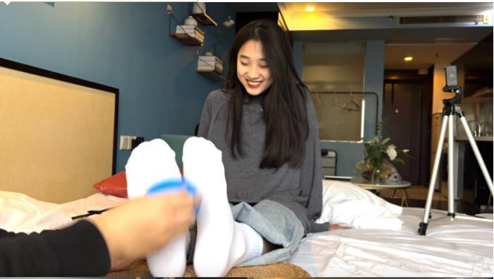 重磅！澳门tk学霸姐妹～妹妹篇 重磅！澳门tk学霸姐妹～妹妹篇<br>原创作者：澳门映画TK<br>老哥约来了一对学霸姐妹，让他们互相挠脚心，因原片较难获得，本片为录屏版，介意勿拍