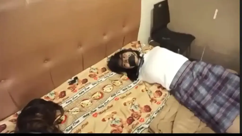 [固定鏡頭] 兩個無辜的女孩被綁架，他們能否解開彼此的繩索以成功自救。 千萬不要錯過女性被綁架的危機，這是她難得一見的全臉。 兩個無辜的女孩被綁在閣樓公寓裡，雙手反綁在背後，雙腳被綁在一起，絲襪被塞住，丟在二樓的床上； 他被綁起來，塞滿了肉。 二樓的JK姑娘們猛然驚醒，艱難的穿上帆布鞋，想要下樓去救同伴。 他們能成功嗎？ 劇情反轉，不多介紹。