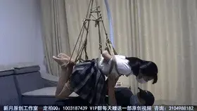 【新月原创】【红豆】首次驷马吊 JK肉丝小皮鞋 用了棒子还各种玩 她一点反抗的办法都没有 这感觉我爱了 【新月工作室】定拍交流QQ：1003187439 备用2936094312<br>【出原味妹子】3104988182 小洛（红豆）2389316626 玉箫（荷露、雪莹） 3560530071 雨涵（若莺） 3451471253 佳怡<br>站内众筹也请大家多多支持~谢谢<br>前几天和豆子吵了一架，她异常凶猛还把我的手给抓伤了。这两天良心发现回来找我了，看到我不理她，她也有点不好意思。可能这就是兄妹间的尴尬吧。我在房间里玩手机的时候，她自己在客厅吧吊篮绳子都整理好了，把我叫出来。<br>“老狗，不对，老哥，我记得你一直说想把我吊起来，嗯，今天就试试看吧。”豆子笑嘻嘻的把我拉到架子下面和我说着。<br>讲真的，今天我是有点不想鸟她的，但想到她之前一直不同意吊绑，今天这么积极，其实也算是想主动和好吧，那行，我这个老哥也不能太小气了。拿起绳子就绑。<br>这是我第一次真的玩驷马吊，技术上绝对还要加强，毕竟设备有限，但把她吊起来以后，那种成就感，征服感是真的特别强。脱掉她的鞋子，她没有一点办法，给她用棒子，她只能无能狂怒。<br>逼着她说这样很刺激，她也只能无奈的说，哈哈哈，转她，摸她的胸，她都没办法，最后我干脆躺在她身下，把手伸了过去，她急得用力挣扎，却完全没有一点机会抵抗……太刺激了，大家多多支持，以后相信驷马吊和其他吊绑会很多~