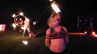 Shibari - Feuerspiel - Gefesselt Feuer spielen auf der FS-Con 2018 Ein wunderschöner Samstag auf der 11. FS-Con, nachmittags besuchte ich den Workshop:<br><br><br>Shibari - hugging with ropes von Kamran von Kleist & Lina<br><br><br><br>Als ich dann vom lieben Matthias gefesselt worden war musste ich natürlich direkt mal ausprobieren, was trotzdem noch so geht an Bewegungen, ob ich noch Hoopen kann zum Beispiel. Das hat Spaß gemacht und uns dazu inspiriert, das Abends doch gleich mal mit Feuer auszuprobieren. <br><br><br>Danke an alle meine Freunde, die mich dabei unterstützt und auf mich aufgepasst, mich sogar noch dabei gefilmt und fotografiert haben. Ihr seid die Besten und ich hoffe wir können so eine Session irgendwann nochmal wiederholen!