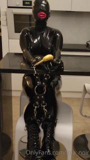 Tied up behind a bar table 乳胶娃娃被绑在吧台旁。<br>Latex doll tied up at the bar table.
