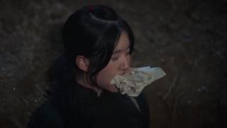少女被捆绑堵嘴惨遭活埋，少年只身创虎穴营救 少女被恶霸擒住，被恶霸五花大绑，用毛巾堵住嘴，在她正要被活埋的时候，少年之时闯入恶霸的老巢营救。