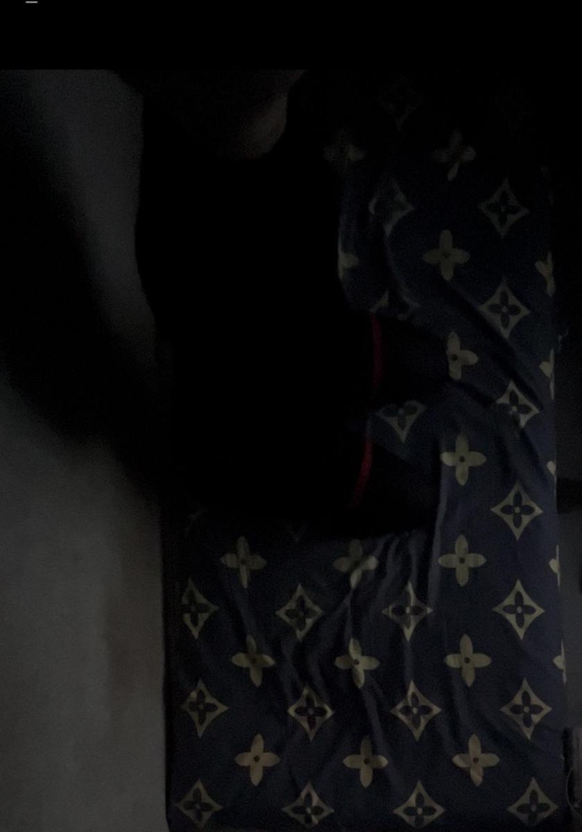 黑色Zentai全包自缚，绝望的夜晚。 身穿黑色全包衣，嘴里塞了妹妹的原味丝袜，然后胶布封死。头上再套一层丝袜，然后自缚起来，疯狂挣扎。本来钥匙放床上的，但是经过一通胡乱的挣扎钥匙找不见了，然后一直在床挣扎并想着能挣脱绳索，然而尝试过后并没有用，开始慢慢绝望，心想钥匙弄丢了怎么办自己已经解不开了，天渐渐的黑了，一直被绑到黑天妹妹才回来给我解开，当时尴尬极了、