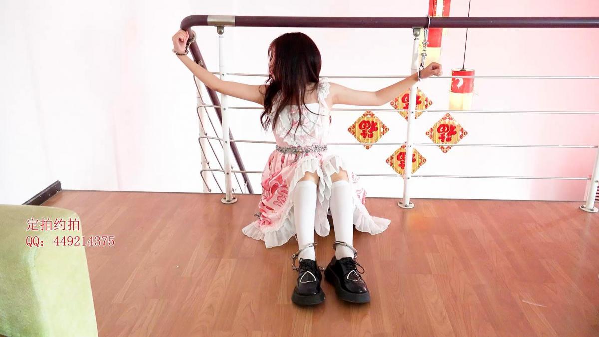 【子衿原创】洛丽塔女孩的囚禁镣铐锁楼梯，锁链五花固定在椅子上 百度下载解压密码：zjsy或者ZJSY,子衿工作室向全国绳艺爱好者提供：体验绳模捆绑服务，绳模全国可空降、绳艺作品销售、作品定制、原味等，另外本店招募合作伙伴。约拍订拍请联系Q449214375 微信happiiny