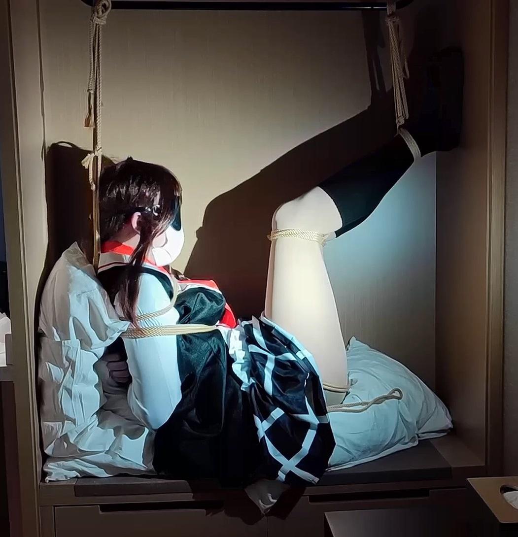 舰C时雨COS - 伪娘半悬吊/床上团缚/前手折叠缚[1] S：我<br>M：K<br><br>绑法见标题，玩法有抚摸，TK，震动，挣扎自解<br>中间短暂戴了一次深喉口球，M吃不消就拿下来了<br><br>视频比较长所以分两期发，另一期见下面链接<br>https://yhbsy.app/video_detail.php?id=247684<br>两期都没剧情，所以喜欢哪期买哪期就行<br><br>作品序号：15