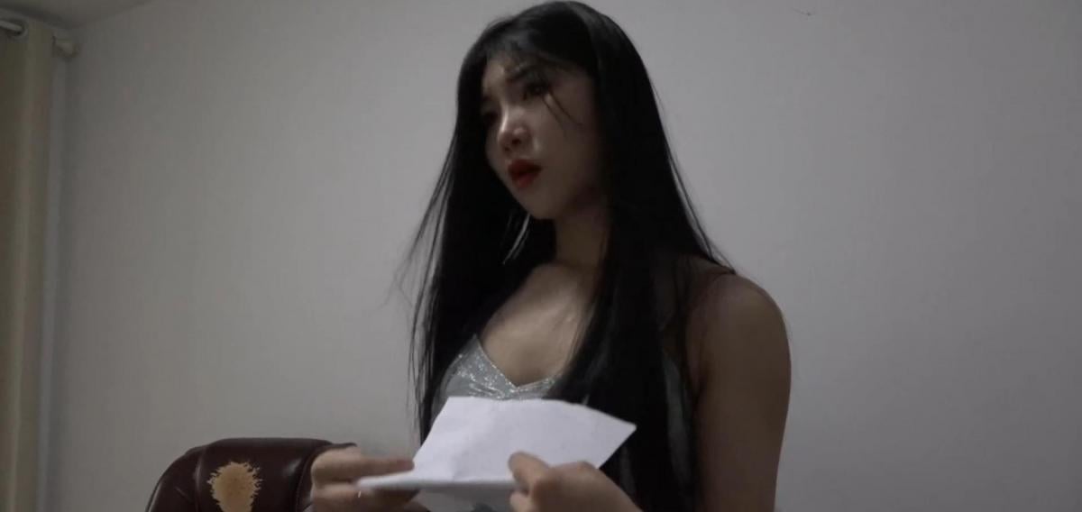 人质第三部第四集：连体姐妹花～ （回顾一下上集内容，刘小萌在自己师姐外出期间接到了一份委托信，没有认真的了解过就贸然的独自一人去完成任务，却被逮了个正着，被当铺老板抓了起来）消失几天的夭玲终于回到了自己的侦探所，但是却并没有看到自己的师妹，不过看到了办公桌上师妹留下的信封。夭玲仔细的将信封看了一遍，才知道自己的师妹居然帮自己完成任务去了。夭玲担心的说：“这个傻丫头，什么都不知道还帮我去完成任务，不行这个时候她可能已经遇上危险了，得去帮她。”不愧是师姐，这么快就猜到自己师妹遇到危险了，哈哈～而夭玲也是通过王主管，被带到了当铺。当铺里的刘小萌此时正被陈老板绑得严严实实的，用绳子将另一条腿吊了起来，全身的重量全部由另一条腿承受，非常的难受。这时关押刘小萌的房间被打开，王主管手上拿着一根绳子，正牵着夭玲走进来（我个人觉得这个镜头蛮不错的）夭玲也是被捆成一种非常难受的姿势，双手缚在身后，膝盖被捆了一道绳子，一根绳索更是将她的脖子与膝盖连在了一起，保持着一种不上不下的姿势，迫使她只能低着自己的身子。被王主管牵着艰难的移动自己的双腿，一步一步的走进来。王主管说：“不好意思了，夭小姐我们老板外出有事，因为这个女人的缘故，所以暂时不能为你解开绳索，只好委屈你了。”接着王主管将夭玲右腿与刘小萌的左腿捆在了一起，另一条腿也是被吊了起来。既然是一对漂亮的姐妹花，当然要试试这种连体式捆绑了，效果还不错。这样捆起来也挺难受的，因为两个人仅能活动的腿都被捆在了一起，一乱动的话就会带动另一个人，活动也不方便也是辛苦柳洋姐姐与吴晗姐姐了。