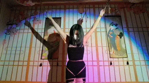 王倩倩初体验 国庆假期新来的绳模王倩倩，初次体验绳艺，生平第一次被绑，总说疼，双腿紧紧绑紧，双手吊起来，挠痒痒，练习逃脱。视频解压密码：chuxin       -         -<br>一绳所爱绳艺体验店面向全国爱好者开放，本店提供绳艺捆绑模特服务、体验女绳师捆绑服务、体验长时间囚禁服务、绳艺教学培训、绳艺交流会、场地出租、专业麻绳销售，原创视频套图销售、作品私人定制、模特原味丝袜出售等，另外本店招募同好合作伙伴。微信：351552501初心