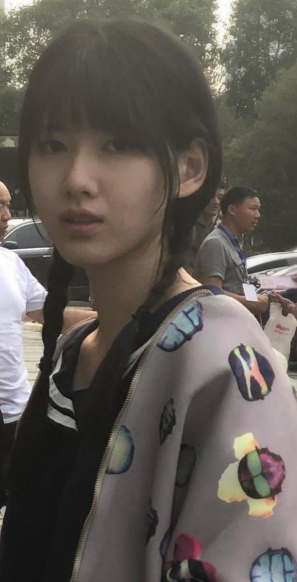 国庆福利：馨颖--花仙子1 伊宣原创：国庆福利：花仙子约会（1）馨颖<br>国庆福利：一包百姓烟的价格<br>各种料：全程长时间各种叫，舔咬脚趾，闻脚，闻鞋，摸PP打PP，小棍打PP，仔细看，不要错过一秒，<br>你会听到她很多隐秘暗示的话，夸我还挺厉害，她自己爬到床上，喊我快来，还让我先去洗洗<br>小棍打屁股，事先没有说好，她比较聪惠，很明白这是什么口味，所以她很默契配合<br>女大十八变，变来变去，这才几个月不到，又变了，估计是随心情，所以说女人善变，内心和模样一起变<br>后来我发现按摩居然会带给她[X_X][X_X]，因为会触到痛点，痛是关键。<br>她暑假在家里闷得慌，让我陪她写暑假作业，于是来酒店开启幸福的暑假作业拍摄模式，而且由她编写题材和指挥拍摄，现场可以听到她怎样指挥拍摄细节和安排拍摄时间场景<br>感觉她在被按摩时，尤其是触到她痛点时最有[X_X]，因为她呻吟的声音说明一切，原来她喜欢疼痛感，所以她对我大加赞赏，因为虐得她开心？。这也解释了她平时喜欢深度自虐<br><span style='color:#b0b0b0;'>[隐藏文字，购买后可见]</span>
