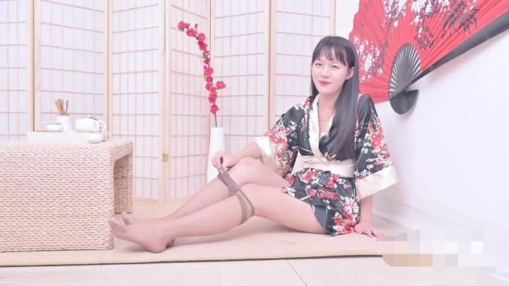 【ssa丝社花絮】第608期囡囡SK咖啡色丝袜拍摄花絮视频 【ssa丝社花絮】第608期囡囡SK咖啡色丝袜拍摄花絮视频<br>原创作者：ssa丝社<br>小美女囡囡着旗袍和咖啡色丝袜展示美足美腿，小美女还展示了一波丝足茶艺，用丝袜脚给你泡茶喝