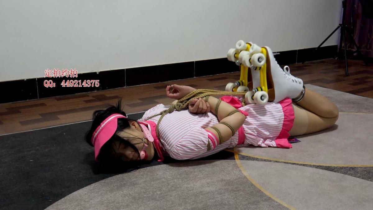 【子衿原创】菲菲轮滑鞋镣铐木枷臂铐脚镣口球驷马 百度下载解压密码：zjsy或者ZJSY,子衿工作室向全国绳艺爱好者提供：体验绳模捆绑服务，绳模全国可空降、绳艺作品销售、作品定制、原味等，另外本店招募合作伙伴。约拍订拍请联系Q449214375 微信happiiny