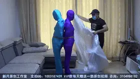 【雨涵工作室】【雨涵】【佳怡】小剧情 同好定拍 双人入室抢劫 猜拳被绑反抗翻车 最后被木乃伊装袋之后 双层包裹两人连缚 【雨涵工作室】定拍交流QQ：1003187439 原味找我：3560530071雨涵（今天的勒嘴丝袜限量一条，还热乎）<br>站内众筹也请大家多多支持~谢谢<br>约绑攻略有售直接滴QQ：3104988182！！！本工作室正式启动会员优惠折扣方案，请有兴趣的同好加Q：3104988182详询<br>同好定拍，感谢授权我发布。<br>看了上次我们拍的雨涵单人三层包裹之后，另一位同好有了新的想法，想试试看来个双人入室情结的包裹，没问题。剧情大致如下：<br>1、雨涵和佳怡两姐妹在家里空闲着，突然贼人闯进来之后，她们两人反抗被支付了一次，贼人要求二人猜拳，谁输了就绑谁。<br>2、两个女孩一边猜拳，一边被绑，还突然奋起反抗，可是两个被捆绑的女孩怎么可能打得过一个拿着武器的男的，最后贼人为了惩罚她们，将二人用包裹袋包起来。丢在了沙发上。<br>3、看到两个女孩还不老实，贼人让两人站起来背靠背，捆在一起之后，用丝巾迎头盖下，再捆绑数圈之后，丢下两个可怜的女孩站着原地挣扎，直接扬长而去。<br>4、最后还有解绑花絮~