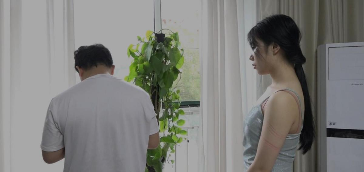 人质第三部第五集：试探～ 第二天一早夭玲就被陈老板带了出去，不知道她对陈老板说了什么，陈老板选择相信她所说的话。不过陈老板为了试探夭玲，还是让她去帮忙问出刘小萌的身份。夭玲走到刘小萌的面前，（这种姿势是非常难受的，长时间这样的姿势身体会出现酸痛的感觉，如果靠双臂支撑绳子勒的双手都会很疼）夭玲先是解开刘小萌的眼罩，刘小萌看到是自己的师姐，悬着的心也是稍微放松了一下，没等刘小萌开口，夭玲凑到刘小萌的面前小声的说：“嘘！要先逃出去就配合我。”随后瑶玲为了取得陈老板的信任，不得不对自己的师妹进行鞭打拷问，不停的挠着刘晓萌的痒痒抚摸着她的大腿，而被紧缚起来的刘晓萌此刻只能默默地配合自己的师姐～