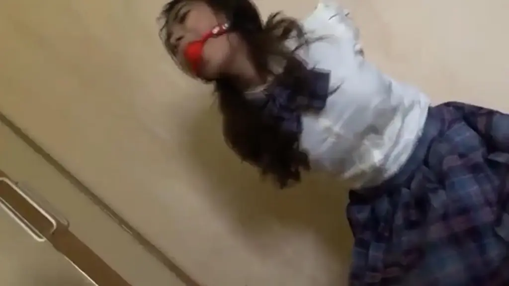 日式女學生被綁在旅館房間裡。 綁匪毫不留情地用歐式直綁法將她綁了很久。 她嘴裡塞了一個球，讓她閉嘴，不能尋求幫助。 當她放學回家時，這個美麗的女孩突然被一輛麵包車攔住了。 綁匪隨後出來帶走了他。 他試圖反抗，但綁匪非常強大。 然後這個美麗的女孩被帶到旅館並被綁起來。 他的嘴被一個球堵住，以防止他尋求幫助。 他的雙手被綁得很緊，很無情。 腿也連在一起。 這個可憐的女孩竭盡全力想要掙脫，但徒勞無功。 極強的歐式綁帶使她無法掙脫，綁匪將她轉移到椅子上重新綁起來。 在綁匪回來和他再次玩耍之前，他被留下了很長時間。 這個可憐的女孩能逃出這個監獄嗎？