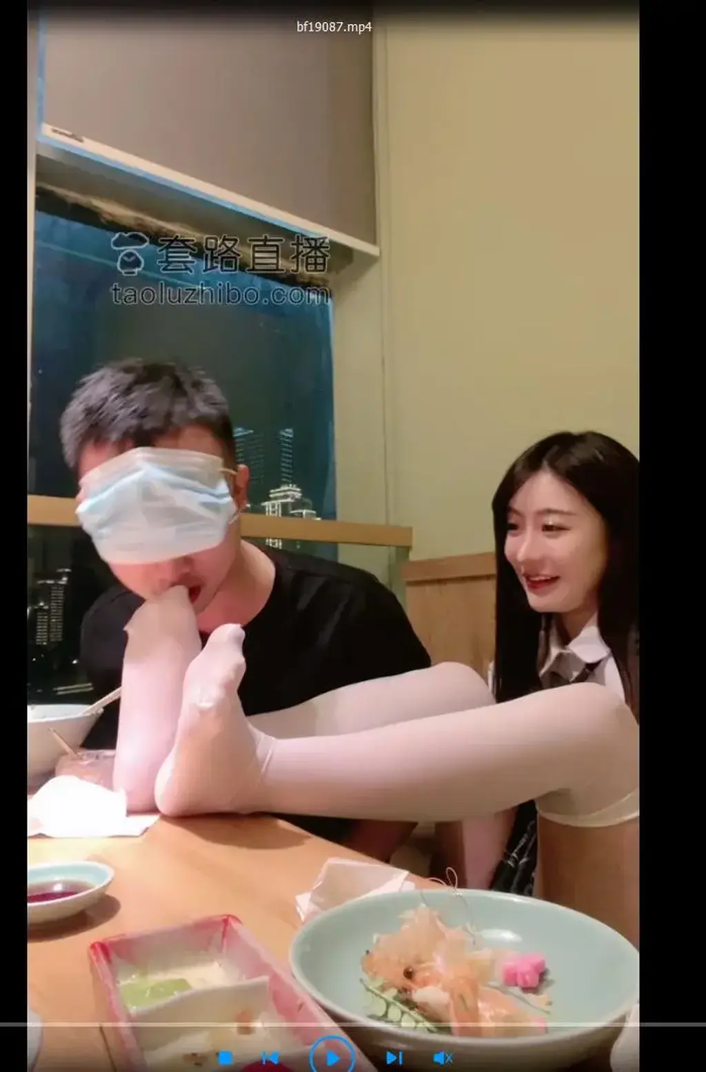 【风吟殿下】 边吃饭边调贱狗  标题  【风吟殿下】 边吃饭边调贱狗 <br>原创者 【风吟殿下】<br>剧情 美丽的风吟女王边吃饭边调教男奴，很有生活气息，希望大家喜欢