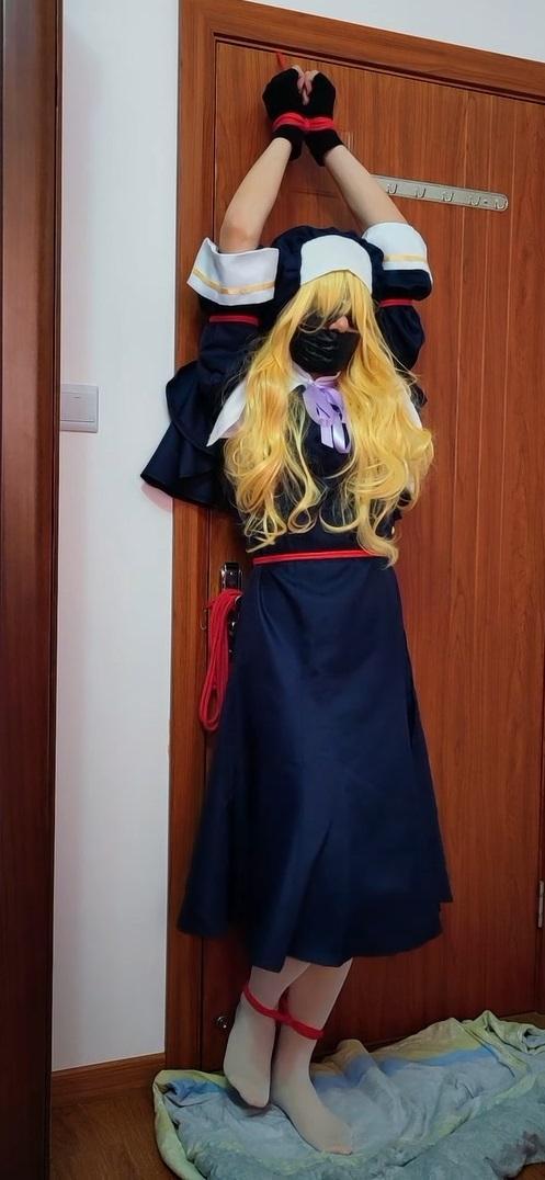 [cosplay]契约之吻 莎朗  - 白丝过膝袜修女 伪娘束缚固定TK强高 S：我<br>M：Mu<br><br>绑法依次是日式 驷马；站立前手吊；椅缚（并腿绑和分腿固定两种）；床上固定<br>玩法主要是TK、震动，还有边TK边震动。因为是过膝袜，有很多绝对领域TK的镜头<br>前两种绑法M还能躲一下，椅子固定和床上固定就只能被迫承受了<br>在床上时还努力挣扎想把我甩下来，然而并没有用<br><br>以下无关视频内容：<br>说明一下，以前新作都是发布就打折，但玩一次换一套衣服 假发经费有点吃紧<br>以后新视频如果用新买的衣服，至少发布一个月内不打折；如果用以前出过的旧衣服，仍然发布时打折<br>请有余力的大佬踊跃支持<br><br>本部视频还是直接打折<br><br>作品序号：17