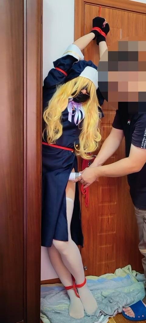 [cosplay]契约之吻 莎朗  - 白丝过膝袜修女 伪娘束缚固定TK强高 S：我<br>M：Mu<br><br>绑法依次是日式 驷马；站立前手吊；椅缚（并腿绑和分腿固定两种）；床上固定<br>玩法主要是TK、震动，还有边TK边震动。因为是过膝袜，有很多绝对领域TK的镜头<br>前两种绑法M还能躲一下，椅子固定和床上固定就只能被迫承受了<br>在床上时还努力挣扎想把我甩下来，然而并没有用<br><br>以下无关视频内容：<br>说明一下，以前新作都是发布就打折，但玩一次换一套衣服 假发经费有点吃紧<br>以后新视频如果用新买的衣服，至少发布一个月内不打折；如果用以前出过的旧衣服，仍然发布时打折<br>请有余力的大佬踊跃支持<br><br>本部视频还是直接打折<br><br>作品序号：17