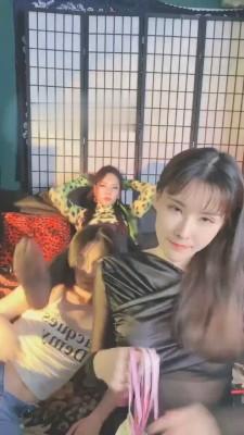 【松紫S】双子姬团队3拉拉【完整版】 【松紫S】双子姬团队3拉拉【完整版】<br>原创作者：松紫S<br>双子姬团队三位拉拉女主相互调教，三位美女，三倍的享受，非常好的一部片子