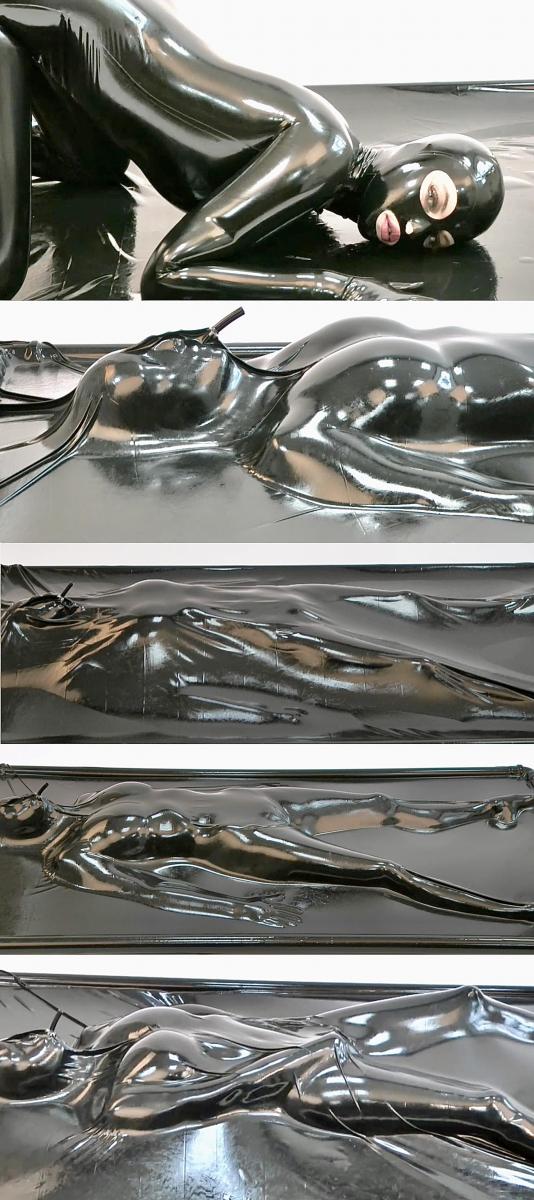 Girl in full encased in black latex catsuit enjoys her rubber vacuum bed 女孩身穿紧身胶衣，先是一番自摸。<br>随后进入到乳胶真空床中，抽干空气。<br>因为全身抹了油，所以女孩可以在乳胶床里丝滑的蠕动，一边玩还一边用手搓比自嗨。<br>这部真空床抽空的过程，以及在乳胶床里蠕动的过程，都给了很多回放和特写。<br>赏心悦目，喜欢的不容错过~~~~