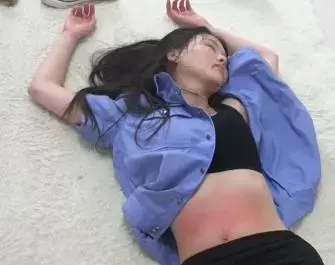 女侠探长的失败 库存，女探长立下许多荣誉，也被很多反派盯上，一天一个反派趁女探长在行动中受伤的时候，偷袭女探长，女探长奋力搏斗还是不敌，落入敌手，被反派各种残忍的折磨，更是将女探长吊起开始了折磨，女探长宁死不屈，让反派更加愤怒，，，时长一小时