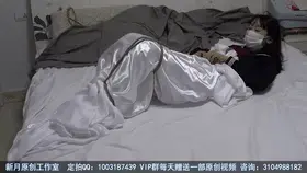 【新月原创】【红豆】三层木乃伊包裹 本来想自己试试看 结果被包了个严严实实  【新月工作室】定拍交流QQ：1003187439 备用2936094312<br>【出原味妹子】3104988182 小洛（红豆）2389316626 玉箫（荷露、雪莹） 3560530071 雨涵（若莺） 3451471253 佳怡<br>约绑攻略有售直接滴QQ：3104988182！！！本工作室正式启动会员优惠折扣方案，请有兴趣的同好加客服Q：3104988182详询<br>198赞助最少赠送50部视频，398赞助最少赠送100部视频，698赞助最少赠送300部视频，价格相当优惠~<br>“喂，老哥，这个玩意好久没玩了，我想试试。”豆子一边说着，一边居然开始包裹自己，不过这个木乃伊睡袋自己是包不起来的，于是让我来帮忙。没问题，包起来再说。<br>包完之后，在外面把她从脚到上半身绑了个结实，她急起来了，因为这样真的出不来，手也动不了，用力挣扎都没用，那么，可以使坏了。<br>给她在包了个丝绸，她开始骂人了，但我不鸟她，继续绑一圈绳子之后，给她盖上了床单，继续包出人型。<br>“够了，你够了！干嘛啊！！放我出去！”<br>“行，回答我三个问题，答对一个就可以。”<br>“你说！！”豆子明显有点生气了。<br>“第一，我能不能亲你一个？第二，我能不能捏你一下？第三，我能不能抱你一下？三个问题的正确答案都是可以。来，回答吧。”<br>“你敢套路我！不行，不能碰我！！”<br>“那你自己呆着吧。”说完，我走了……直到最后才来放了她，当然，只是从包裹里弄了出来，其他都让她自己解开和挣脱……