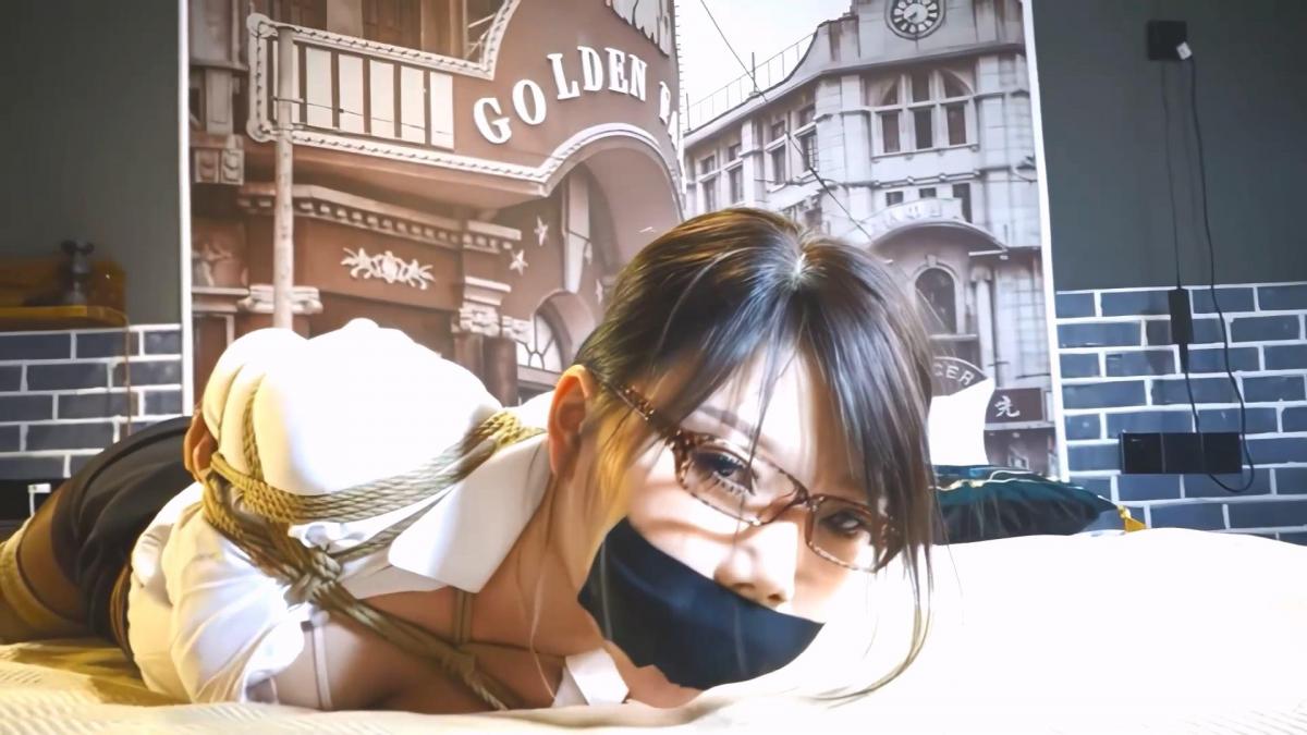 【锐度主张】嫣儿作品 ~ 眼镜OL日式驷马 嫣儿知性迷人眼镜OL装，被严密日式紧缚，然后折腿驷马紧缚，最后被大团丝袜塞嘴，胶带严密封堵，放置在床上，挣扎无效。
