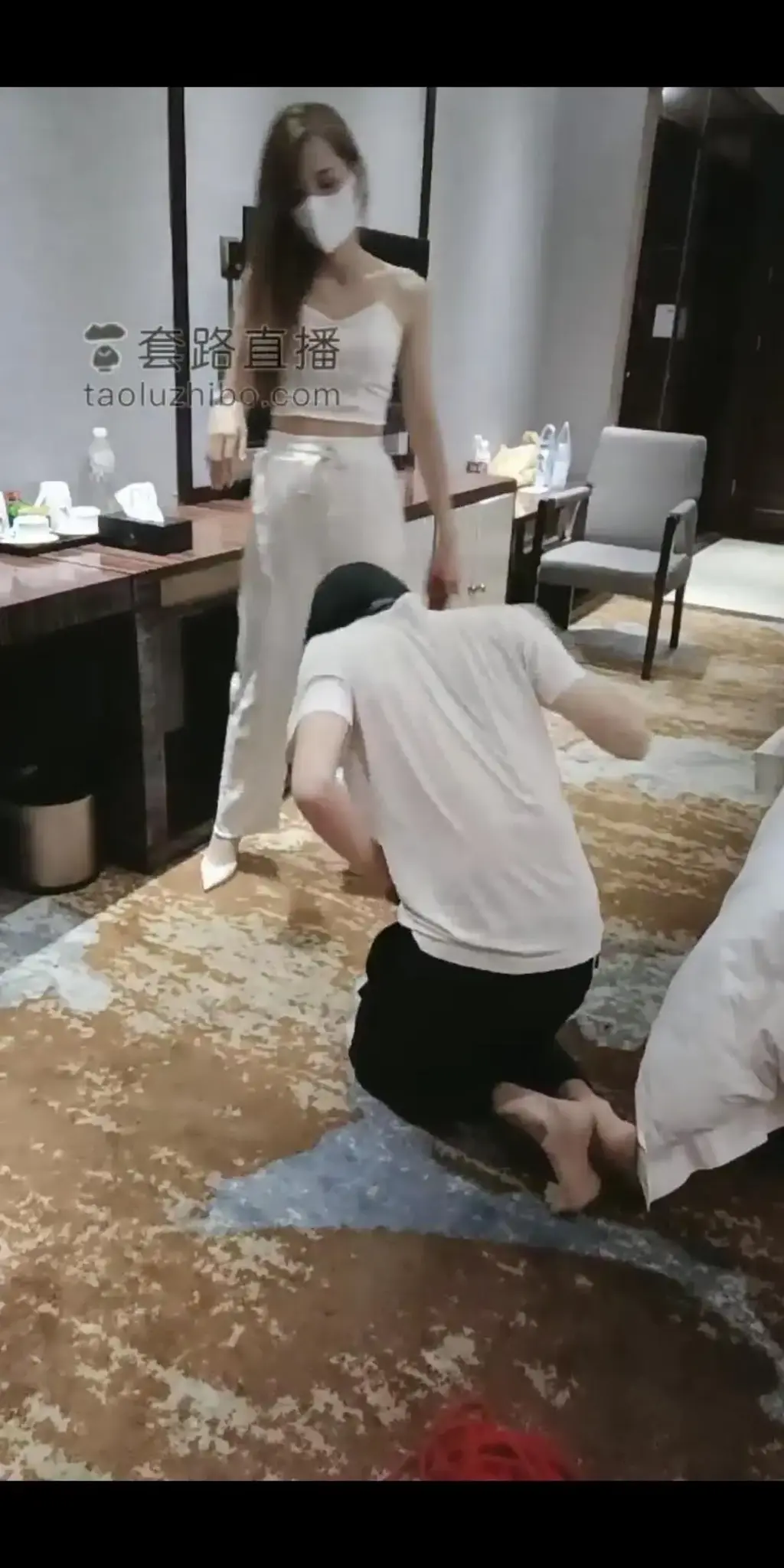 开发学生狗【多多】 套路多多女主，开发调教学生狗                                                鞭打踩踏耳光羞辱恋足