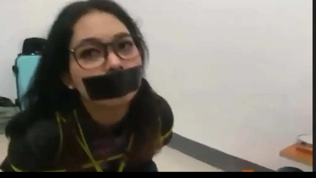 戴眼鏡的日式女學生 雙腿彎曲並被綁住，雙手被綁成日式，嘴巴逐漸變細，眼睛被餐巾紙蓋住。 奮力掙脫束縛。 雪瑩是一個學習成績優異的好學生。 因為喜歡向老師報到，所以被歹徒抓了綁，受了懲罰。 . . 遙控器一打開，雪瑩就被突如其來的震動嚇得雙腿發軟，感覺自己都要站不穩了。 嗯，這個味道不錯！ ！ 看看你敢不敢告訴老師！ 雪鷹：“我要告訴老師！” 小混混：“你還強硬？你等著我，我讓我哥收拾你！” 過了一會，小混混來了，叫小混混的老哥用鞭子打她，小混混用鞭子抽雪鷹，雪鷹忍不住發出一聲妖嬈的聲音，急忙求饒。 老大哥忍不住想要動手。 老大哥鞭打雪鷹，我用遙控器刺激她。 折騰了幾下，留下雪瑩一個人，想要解開。
