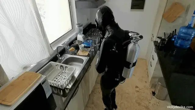 Kinky Housekeeping 半个坦克，一开始就很小。 我有铜。 英尺的空气和一堆要洗的盘子。 我会先完成我的家务活，还是先用完空气？ 无论哪种方式，我都准备让这个水箱完全排干......<br>Half a tank, and it's a very small to begin with. I have cu. ft. of air and a pile of dishes to wash. Will I finish my chore, or run out of air first? Either way, I'm set on getting this tank completely drained...<br>