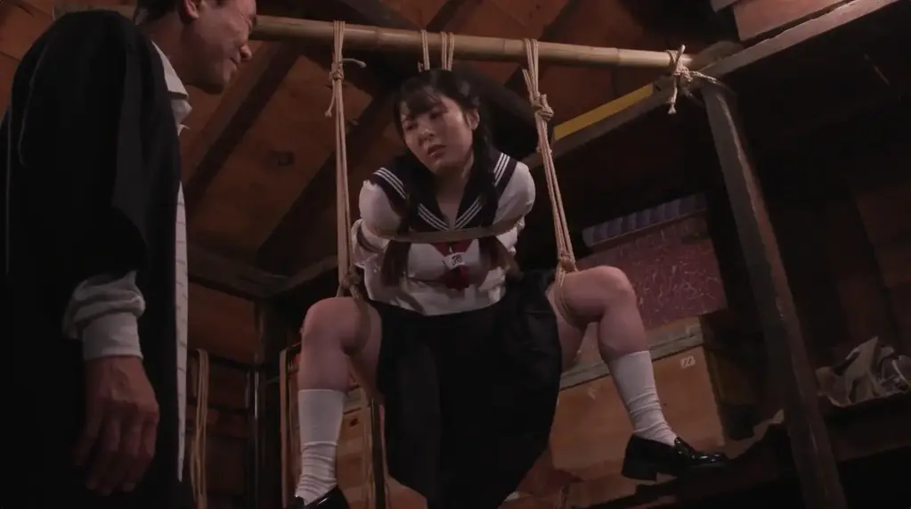 蔵の中で緊縛調教される女子校生 知らなかった両親の秘密と豹変した義父。亡き母と同じ性癖に堕ちてしまった無垢な娘 豊中アリス 识别码:<span style='color:#b0b0b0;'>[隐藏文字，购买后可见]</span><br>发行日期:2022-10-11<br>长度:130 分钟<br>导演:赤羽菊次郎  <br>制作商:グローバルメディアアネックス  <br>发行商:グローバルメディアアネックス  <br>类别:单体作品 女大学生 绳缚 凌辱 校服 监禁	<br>演员:豊中アリス 	<br>剧情：在仓库接受束缚训练的女学生。有一天，爱丽丝进入了禁库。 我第一次看到许多绳缚工具，惊喜、尴尬和好奇交织在一起，他从后面走了过来...