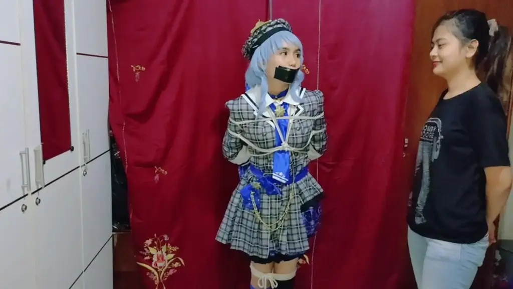 Hololive Vtuber COS hochimaru suisei - 各種東西的堵嘴測試。 球堵嘴 + 膠帶 + otn + 內褲等。 suisei 在被綁起來時正在製作一個直播視頻，她的助手正在堵嘴。 先把球塞塞進水星嘴裡，她試著在嘴巴塞住的時候說話，然後用膠帶把它蓋住。 當膠帶從她嘴上扯下來時，唾液從水星嘴裡湧出。 之後拿一條內褲塞進去，然後用scraft蓋住它。 觀眾非常享受直播，看到 suisei 被很多東西塞住了嘴。
