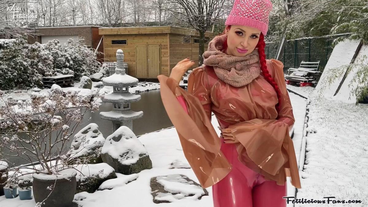 FetiliciousFans: Pink Latex in the Snow Wearing 2 layers of pink latex on a cold snowy day.<br>Саtеgоriеs: latex, doll, fetiliciousfans, bondage, shibari, rope bondage, shibaru, suspension, belts, bedtie, hogtied, tight bondage, strict bondage, bound elbows, struggling, ballgagged, helpless<br>类别：乳胶，娃娃，束缚，shibari，绳索束缚，shibari，悬挂，腰带，闺蜜，hogtied，紧密束缚，严格束缚，束缚肘部，挣扎，ballgagged，无奈<br>
