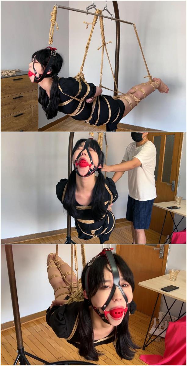 玩奴原创之美少女绳奴欣妍海盗船吊缚试玩，黑色连衣裙极紧蛇缚TK，超大口球堵嘴！交流购约绑教程请加1152327635。 解压密码<span style='color:#b0b0b0;'>[隐藏文字，购买后可见]</span>感谢各位同好的支持，本次继续整活！欣妍美少女被暴力悬吊，这次特别用了横杆保持平衡连接头与脚，维持平衡对欣妍的腰部力量是非常特别的考验！加上超大马具口球嘴巴被完全塞满，非常极限，绑好之后就像童年的海盗船一般，那就开机试玩一下！强制摇动她的身体再TK，妹子非常难受，无奈被吊住只能被玩，口水不断流下，最后还是撑不住留下了屈辱的泪水！敬请欣赏！<br>另外为了方便各位同好约绑，博主最近推出了一个非常详细的约绑教程。里面有非常详细的从零基础开始教大家如何认识妹子，如何与妹子沟通等等。非常的实用，有兴趣的各位同好加1152327635咨询，备用805351328。<br>目前博主已经出了五个系列，分别是绝对真实调教系列，真实约拍系列，口水囚徒系列，紧缚实验室系列，美人小舔犬系列以及最新出的高颜值系列都非常精彩，各种元素满满，希望各位同好多多支持！<br>推特可以关注浅神。本频道提倡健康积极的绳艺亚文化，目的是给生活增添一些情趣，谢谢大家。备用联系方式qq805351328。<br>下载操作：<br>1、电脑下载<br>2、解压<br>3、将压缩包内rar文件名后缀修改为mp4。<br>