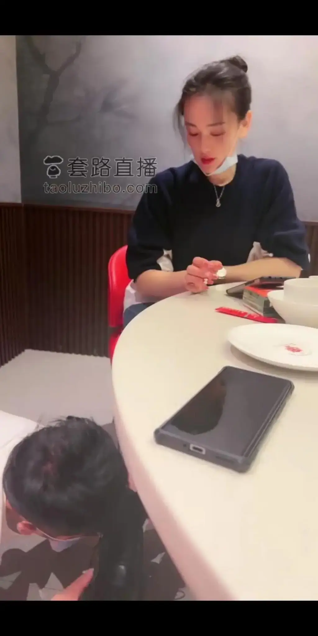 紧张刺激 火锅店里的调教【丹祖宗】 套路户外直播，火锅店里的调教，桌下羞辱                                         刺激，恋足喂食