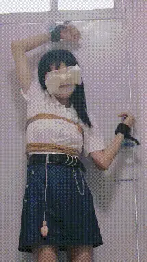 【道具叶子】姿势固定+裸腿+TD，好像能动但是其实完全没办法解放自己 这次被闺蜜用手铐绑在门上了，还在里面塞了TD，她甚至绑好之后放好机位就出去吃下午茶了？？？我的天她什么时候变得这么心大了？我在这里看不见又挣脱不了还要忍受那玩意的折磨，想让她先放开我一下她都不在，想骂人都不行...过分！视频最后两分钟是我已经快受不了了，想用大腿去夹遥控器希望能让它停下来，但是结果可想而知...<br>ps：如果想要更多支持叶子的话可以考虑赞助服装或加入赞助计划，最近因为太忙还有很多限制因素所以不接要求和定拍哦，如果能接受的话可以私信我说明赞助和索要暗号~众筹依然在进行中，可能年末会去实施，看进度啦，在众筹评论里看到有想看运动鞋的，所以这次视频就上了，毕竟众筹视频得等很久呢hhh