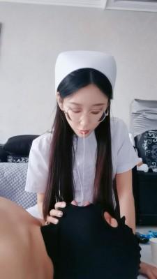 【猫神大人】护士姐姐呕吐物喂食脚垫 【猫神大人】护士姐姐呕吐物喂食脚垫<br>原创作者：猫神大人<br>猫神大人装扮成护士调教贱狗，用嘴给贱狗喂食，让贱狗舔脚