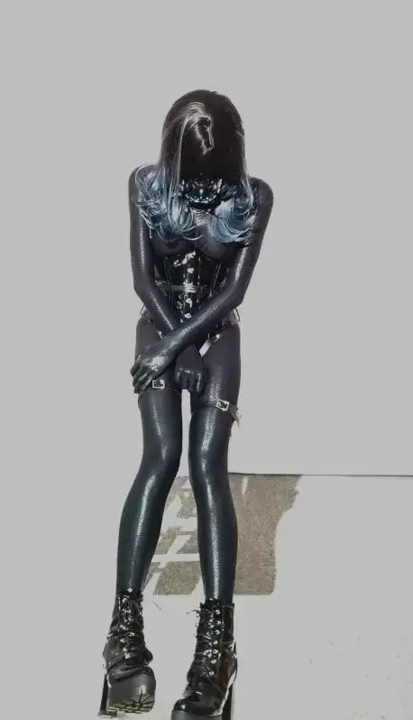 zentai黑曼巴，每周一次发泄 啊啊啊，这次录制的时候出现了意外导致背景过曝，已经尽力挽救，请见谅。可能因为戴上头套看得模糊按的时候往上推亮度变成最高。不过，意外显得黑曼巴zentai的材质亮度特别好，最后[X_X]榨得满到流出来。。。期待下个周末继续