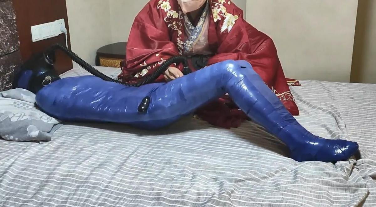 【艾露遇上雪】胶带木乃伊 视频内容：胶带木乃伊、呼吸、挣扎、训练器、棒棒<br>我也忘了 自己????了几次，总之后面意识已经模糊了~~~不能呼吸真难受~~基本到后面都是本能反应，完全没有[X_X]了<br>视频时间:60min<br>视频大小:544MB<br><br>网盘的话需要添加后缀解压缩<br>下载说明：先更改后缀rar,解压之后加上后缀mp4<br><span style='color:#b0b0b0;'>[隐藏文字，购买后可见]</span>