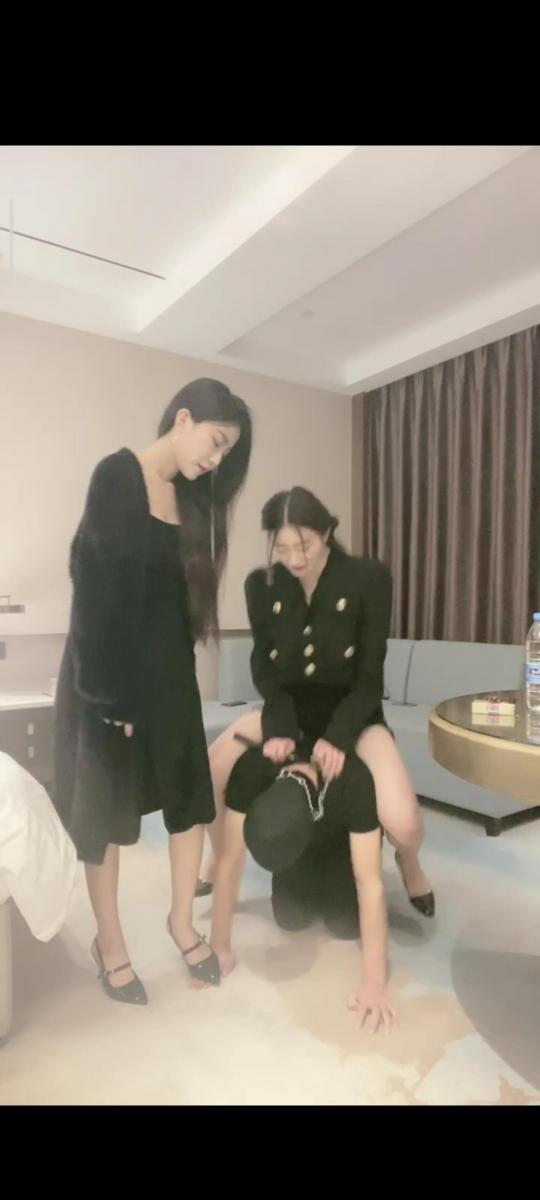 双女王暴打【霁月】 套路霁月，言一双女王狠狠虐狗                                                鞭打，耳光踩踏羞辱，暴力调教