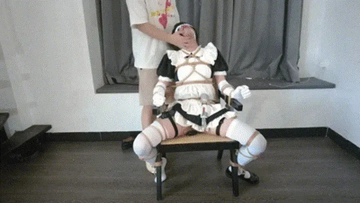 【ZHUA-65】《女仆椅子缚》白丝白手套女仆/布条蒙眼堵嘴/勒脖/电击/训练器【伪娘】 内容详细——<br>•两个捆绑姿势，第一个手脚固定到椅子上，第二个更适合挠痒痒和强高~<br>•勒脖-夹住脖子和使用了绳子，勒出了两道红印，这和绝闷不同，完全进不去空气......<br>•强高，用绳子固定两个小话筒，一直刺激至发射~<br>预览图都是动图（GIF），可以点开观看。请各位欣赏，请大家支持正版，给爪爪支持才能创作更好的作品，谢谢大家(๑′ᴗ‵๑)❤<br>解压密码：<span style='color:#b0b0b0;'>[隐藏文字，购买后可见]</span><br><br>另外：招募珠三角绳手，带薪拍摄（详细站内私信留下联系方式）<br>Twitter：@xingyunmiao<br>Telegram:@zzZHUA<br>视频号:ZHUA065