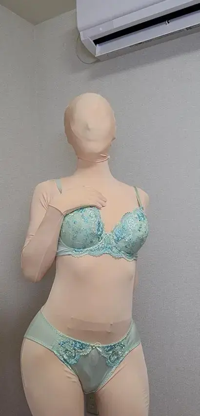 マネキン入れ替えタイム マネキンさんが軽くくねくねしたあと違うマネキンに<br>どうも、ズックンです。<br>ズックンのtwitterに出さない・出せない映像をここでだします。<br>不定期投稿ですが、よろしくおねがいします。<br>作者ズックンプラス (ズックン)<br>