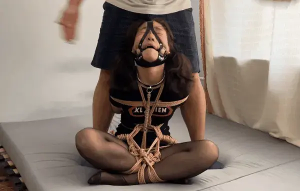 玩奴原创之把黑丝妹子被强制当成刑奴来调教，超紧坐缚，耳光狂袭！交流购约绑教程请加1152327635。 解压密码<span style='color:#b0b0b0;'>[隐藏文字，购买后可见]</span>感谢各位同好的支持！妹子来约绑，直接被博主当成刑奴来折磨！超紧坐缚牢牢绑住，非常严厉的堵住她的嘴巴禁止她的一切抗议，大战黑丝妹子！各种挠痒耳光，挑战极限！对付奴隶就要心狠手辣哦，敬请欣赏！本片最后是经过妹子同意拍摄！属于先调教和后沟通，非常真实，请勿模仿！<br>另外为了方便各位同好约绑，博主最近推出了一个非常详细的约绑教程。里面有非常详细的从零基础开始教大家如何认识妹子，如何与妹子沟通等等。非常的实用，有兴趣的各位同好加1152327635咨询，备用805351328。<br>目前博主已经出了五个系列，分别是绝对真实调教系列，真实约拍系列，口水囚徒系列，紧缚实验室系列，美人小舔犬系列以及最新出的高颜值系列都非常精彩，各种元素满满，希望各位同好多多支持！<br>推特可以关注浅神。本频道提倡健康积极的绳艺亚文化，目的是给生活增添一些情趣，谢谢大家。备用联系方式qq805351328。<br>下载操作：<br>1、电脑下载<br>2、解压<br>3、将压缩包内rar文件名后缀修改为mp4。