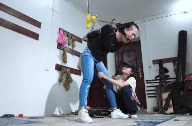 【樱束原创】《人贩子花姐的新货到了》定拍转公映！人贩子花姐搞到新货用行李箱拉回来将她直臂捆绑单手套禁锢，K9开腿后手直臂吊！鞭打/电击驯服她让她乖乖听话 ！棒棒刺激调J她！口枷紧塞！口水流个不停！ 工作室推出众筹定拍系列片：思路 内容 剧情 服装均由参与众筹的小伙伴安排，工作室负责拍摄，凡参与众筹的小伙伴可以加入众筹临时讨论群：209976701（限参与本期众筹的小伙伴申请）众筹金额无大小区分，提供的任何素材内容都会认真考虑采纳，众筹目的为了让小伙伴用最少的代价看到自己喜欢看的内容。（详情请咨询客服QQ2156176672或移步众筹区查看）<br><br>定拍剧情简介：<br>服装：牛仔裤＋T恤＋白袜＋小白鞋<br>剧情：<br>人贩子花姐新搞到新货用行李箱拉回来了，准备调J一番后再卖个好价钱！直臂捆绑单手套禁锢，K9开腿后手直臂吊！鞭打/电击驯服她让她乖乖听话 ！棒棒刺激调J她！口枷紧塞！口水流个不停！双腿不停的打抖！<br><br>樱束服务内容：私人订制剧情 专属剧情订拍 现实约拍 全国飞业务 统一解压密码：ysyc6672或qq2156176672<br>樱束联系方式：QQ2156176672 VIP专属客服微信号：yingshu-you（VIP专属客服微信，终年无休）<br><br>视频格式：MP4<br>分辨率：1080P<br>时长：40分钟<br>大小：2.3G<br>