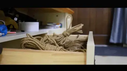 【半岛束艺台】【卡菲】YT1741 隐形人遇上暴力菲 我相信90%的男人都曾幻想过自己可以隐形（你承认吗），去心仪的女神家里窥探她的一切。于是台长研制了这款隐形斗篷，虽然效果完美，但家里的异常现象引起了卡菲的警觉，她似乎已经注意到了隐形男的存在，并挥舞着锤子，最后把自己累的气踹嘘嘘，于是她竟然想出了这么一招......<br>【解压密码】peninsula2018,修改后缀名mp4，勿在线观看<br><br>【半岛束艺台】不做精品只做生活，用镜头记录真实绳艺，纯净捆绑，健康游戏！为每一个热爱捆绑的朋友展示最纯粹的绳艺，为每一个顾客用心打造属于您的专属作品。<br>本台主页：https://linzijun.app/@BDTV<br>联系方式：QQ2245148409/微信peninsulastudio/推@PENINSULABDTV6<br>业务咨询秒回，闲聊看心情，色情勿扰。<br>