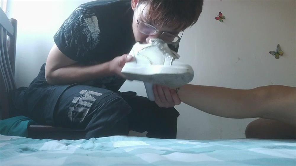  约来风韵犹存的少妇来家中TK挠天白袜高跟脚丫  约来风韵犹存的少妇来家中TK挠天白袜高跟脚丫<br>原创作者：64原创<br>老哥约来风韵犹存的美少妇舔脚丫，脱下少妇的鞋子和白棉袜舔脚