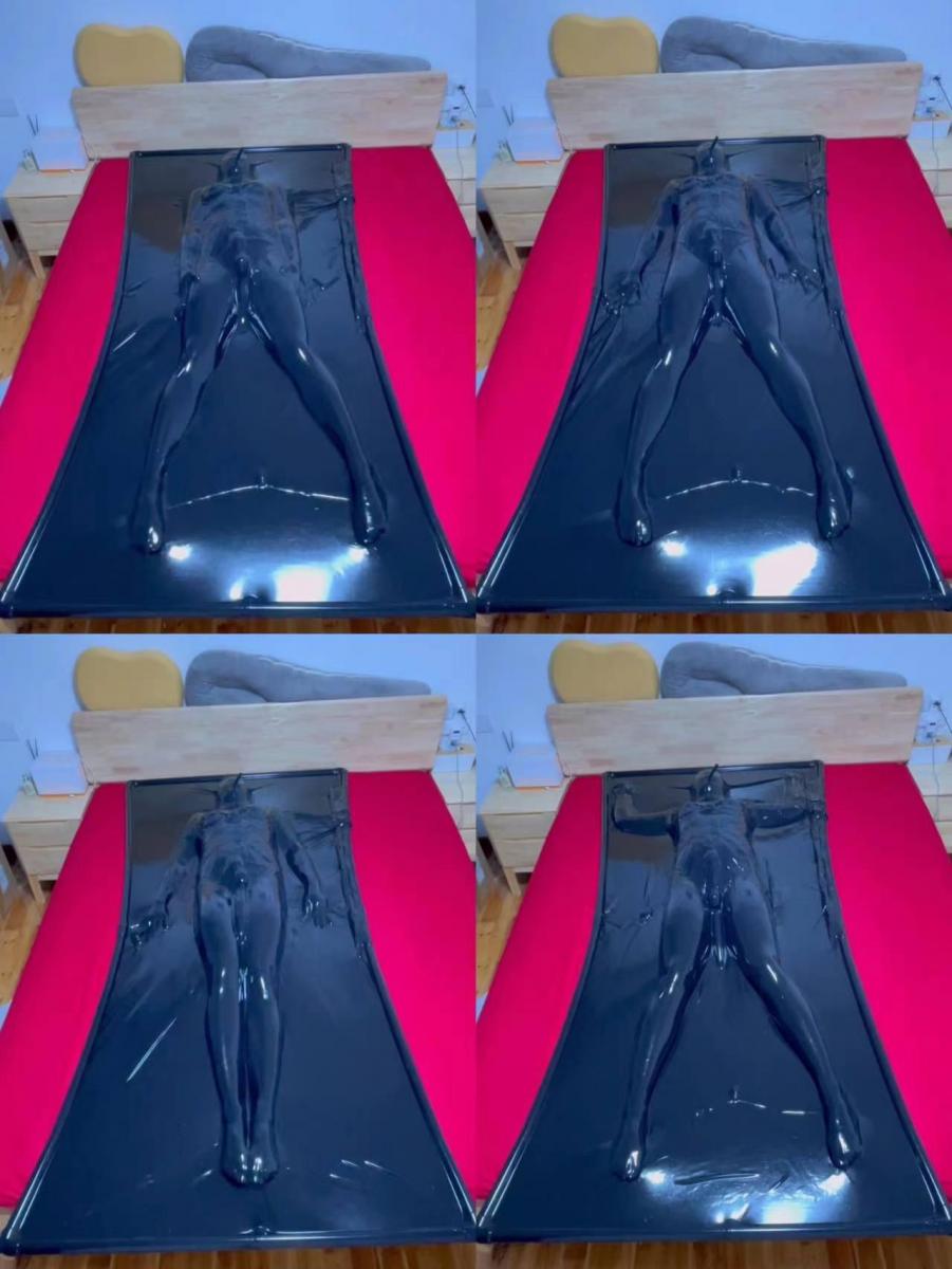 小伪娘的真空乳胶床体验3多重小玩具缠身禁锢放置强制GC（含呼吸管） 小伪娘本就非常怕痒，特别是脚心，但是这次小伪娘决定对自己狠一点。AV棒加上6个小玩具4个电极片从上到下，遍布身体的每一个角落。无论是敏感的部位还是怕痒的部位统统安排上。再穿上心爱的jk，把自己装进真空床中。打开小玩具开关抽干空气。将自己禁锢于这黑暗之内。直到身体的每一个角落开始沸腾。小伪娘能做的也只有无助的挣扎着扭动着身体反抗着<br>，但也只是徒劳的。只能被折磨的一次又一次的强制GC，直到精疲力竭。