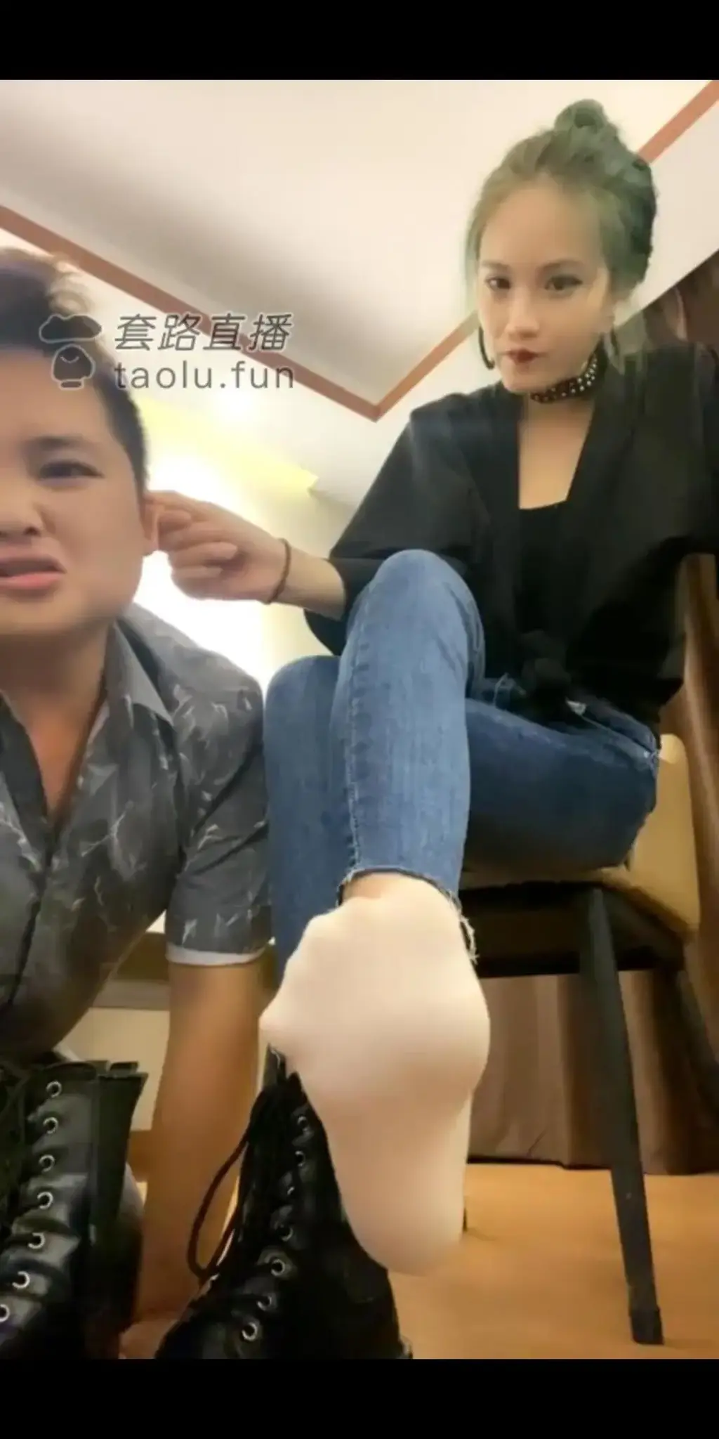 修理猥琐男  接上部【弯弯小阿姨】 套路调教，接上部继续修理马桶工人                                            恋足羞辱吃烟灰，嘴含袜子
