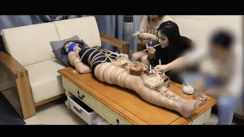 【半岛束艺台】【小蛇】YT1758 打呼噜的餐桌 有经验的妹纸都有过被绑后犯困的体验，台长也不太确定其中的原因，对此有过分析和研究的同学可以留言讨论。这条减肥的小蛇每次吃饭的时候就只能看着，本着“废物”再利用的原则，我们就把她当成餐桌用吧，一边吃饭一边听餐桌的呼噜声。<br>【解压密码】peninsula2018,修改后缀名mp4，勿在线观看<br><br>【半岛束艺台】不做精品只做生活，用镜头记录真实绳艺，纯净捆绑，健康游戏！为每一个热爱捆绑的朋友展示最纯粹的绳艺，为每一个顾客用心打造属于您的专属作品。<br>本台主页：https://linzijun.app/@BDTV<br>联系方式：QQ2245148409/微信peninsulastudio/推@PENINSULABDTV6<br>业务咨询秒回，闲聊看心情，色情勿扰。